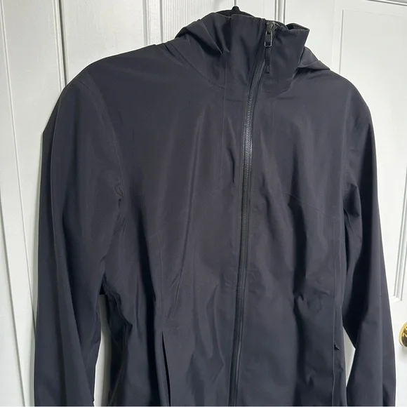 Arc’teryx Shell Rain Jacket - Picture 2 of 9